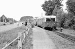 Triebwagen T 62 als Personenzug nach Hoya in Heiligenfelde. Daneben verläuft die Bundesstraße 6.  (08.08.1958) <i>Foto: Gerd Wolff</i>