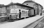 Der Wismarer Schienenbus (Baujahr 1936) T 42 der Hoya-Syke-Asendorf Eisenbahn (HSA) am Schuppen in Bruchhausen-Vilsen. (08.08.1958) <i>Foto: Gerd Wolff</i>