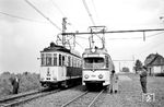In Friedelsheim treffen zwei Fahrzeuggenerationen der Rhein-Haardtbahn (RHB) aufeinander: Tw 1008 (Fuchs, Baujar 1913) und Tw 1124, der am 29. Januar 1959 zur RHB kam. Mit den neuen Wagen konnte die Fahrzeit zwischen Bad Dürkheim und Mannheim im Abendverkehr von 60 auf 52 Minuten verringert werden. (12.05.1962) <i>Foto: Helmut Röth *</i>