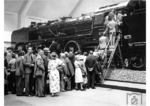 Andrang an der Lokomotive 03 256 vom Bw Wiesbaden auf der Ausstellung "Deutschland" vom 18.07. bis 16.08.1936 in Berlin.  (08.1936) <i>Foto: RVM</i>