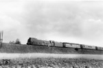 05 002 vor einem 241 t-Versuchszug des RZA Grunewald auf der Strecke Berlin -Hamburg bei Zernitz. Bei der Fahrt wurde eine Höchstgeschwindigkeit von 180,4 km/h erreicht und eine Leistung der Lok von 3023 PS gemessen. (23.07.1935) <i>Foto: DLA Darmstadt</i>