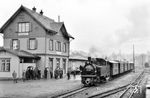 An einem regnerischen Apriltag haben sich neben 99 651 auch zahlreiche Eisenbahnfreunde des BDEF in Ochsenhausen eingefunden, um eine Tour mit dem "Öchsle" zu machen. (05.04.1964) <i>Foto: Kurt Eckert</i>