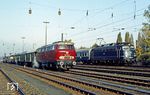 Während 216 003 ihren Sonderzug in Köln-Mülheim Gbf bereitstellt, überholt auch noch 110 508 mit E 3034. (29.10.1983) <i>Foto: Wolfgang Bügel</i>