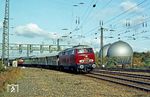 Wegen des Halts am Einfahrsignal konnte der Sonderzug zu Fuß überholt werden und so entstand eine zweite Aufnahme der Lr 25935 in der Einfahrt nach Köln-Mülheim Pbf.  (29.10.1983) <i>Foto: Wolfgang Bügel</i>