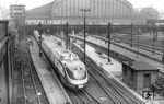 VT 11 5008 verlässt als TEE 78 "Helvetia" den Hamburger Hauptbahnhof, mit 966 Kilometer bis Zürich die damals längste Laufleistung eines DB-Zuges. (11.1957) <i>Foto: Carl Bellingrodt</i>