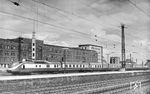 Ein VT 11 als TEE 155 "Parsifal" in Essen Hbf. Der Zug verband Dortmund und Paris in einer Entfernung von 610 Kilometern auf der Schiene. Der erste Zug verkehrte am 03. Oktober 1957. (10.1957) <i>Foto: Carl Bellingrodt</i>