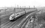 VT 11 5008 hatte als TEE 77 "Helvetia" in den frühen Morgenstunden Zürich verlassen und befindet sich in Mannheim auf dem Weg nach Hamburg. (31.10.1957) <i>Foto: Carl Bellingrodt</i>