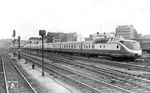 VT 11 5011 fährt mit einer VT 08-Verstärkungseinheit als TEE 77 "Helvetia" in Hannover Hbf ein. (03.05.1958) <i>Foto: Carl Bellingrodt</i>