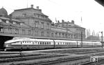 VT 18.16.01 (Bw Berlin-Karlshorst) in abweichender Lackierung als Sonderzug im thüringischen Bahnhof Altenburg. (04.03.1964) <i>Foto: Gerhard Illner</i>