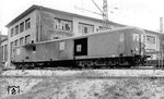 Anfang der 1930er Jahre bestellte die Deutsche Reichsbahn bei der Waggonfabrik Wismar drei vierachsige Gütertriebwagen, die hauptsächlich im Stückgut-Schnellverkehr eingesetzt werden sollten. 1939 folgten noch zwei Gütertriebwagen mit höherer Leistung und Geschwindigkeit. Da die Ablieferung bereits in die Zeit des Zweiten Weltkrieges fiel, war der ursprünglich geplante Einsatz hinfällig geworden. Die Triebwagen wurden keinem Heimatbetriebswerk zugeteilt, sondern für Sonderaufgaben verwendet. Bekannt sind Einsätze des VT 10 005 (späterer GVT 20 501) als Zubringer der Munitionsfabrik in Desching bei Ingolstadt. VT 10 005 befand sich ab 28. Februar 1944 im Ausbesserungswerk Friedrichshafen, wo er am 20. Juli 1944 bei einem Luftangriff schwer beschädigt und daraufhin von der Ausbesserung zurückgestellt wurde. Bis Kriegsende brachte es VT 10 005 nur auf 2000 Kilometer Laufleistung. Nach dem Krieg kam der „Güter-Verbrennungs-Triebwagen" zum Betriebswagenwerk München-Pasing West, wo er unter der neuen Bezeichnungen GVT 20 501 ab August 1948 eingesetzt wurde. Wenige Jahre später wurde bei den Anschriften auf den Gattungsbuchstaben „G" verzichtet. Ende 1950 wurde VT 20 501 beim Bw Frankfurt/M-1 stationiert, 1951 erhielt er im Aw Nürnberg noch eine Grundüberholung, die am 3. März 1951 abgeschlossen wurde. Da die DB kein geeignetes Einsatzgebiet für den Triebwagen fand, wurde er am 22. Dezember 1956 beim Bahnbetriebswerk Frankfurt-Griesheim ausgemustert. (1949) <i>Foto: Dr. Scheingraber</i>