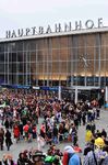 Kölle Alaaf! Kamelle! Strüßjer! Zu Karneval herrscht in den rheinischen Hochburgen wie hier am Kölner Hauptbahnhof der Ausnahmezustand. Die Karnevalssession oder die „fünfte Jahreszeit“ wird offiziell am „Elften im Elften“, dem 11. November, um „Elf Uhr Elf“ auf dem Kölner Alter Markt bzw. Heumarkt mit Auftritten der bekanntesten Karnevalsmusiker vor mehreren tausend Zuschauern sowie mit der Vorstellung des designierten Kölner Dreigestirns eröffnet. Der Höhepunkt des Karnevals ist der Rosenmontag. An diesem Tag haben spätestens ab Mittag fast alle Geschäfte und Firmen geschlossen. Über eine Million Menschen säumen dann den Weg des Kölner Rosenmontagszugs, der vom Chlodwigplatz nordwärts durch die Kölner Innenstadt zieht. Jährlich prasseln rund 330 Tonnen Bonbons, 700.000 Schokoladentafeln, 220.000 Pralinenschachteln und jede Menge "Strüßjer" (Blumensträuße) auf die Jecken herunter. (11.11.2011) <i>Foto: Zeno Pillmann</i>