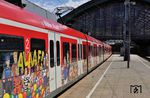 Auch die S-Bahn Köln beteiligt sich mit 423 195, der zur Karnevalszeit mit entsprechender Beklebung rund um Köln verkehrt, an dem jecken Treiben.  (12.04.2016) <i>Foto: Zeno Pillmann</i>