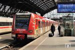 Der "Jeckenzug" 423 195 im Einsatz auf der S 19 (Sindorf - Hennef/Sieg) im Kölner Hauptbahnhof. (12.04.2016) <i>Foto: Zeno Pillmann</i>