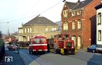 Die engen Straßenverhältnisse in Hohenlimburg führten auch schon mal zu kritischen Verkehrssituationen, so wie hier, als ein Rettungswagen den wenigen Platz in der Lenneuferstraße zusätzlich beanspruchte. (11.11.1983) <i>Foto: Wolfgang Bügel</i>