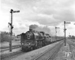 Mit einem Schnellzug fährt CSD 387 008 in den Bahnhof Dolni Berkorvice, nördlich von Melnik (Böhmen) ein. Kenner sprechen bei ihr von der elegantesten Lok der CSD, die in den Jahren 1926 bis 1937 in 43 Exemplaren entstand. Auch leistungsmäßig konnte sie überzeugen und einen Schnellzug aus 18 vierachsigen Schnellzugwagen und einem Zuggewicht von 642 t zwischen P?erov und Praha mit der Durchschnittsgeschwindigkeit von 62 km/h befördern. Auf der Strecke zwischen Praha und Breclav brachte der Betrieb mit der Lok 20 % weniger Brennstoffverbrauch und 25 % weniger Schmierstoffverbrauch gegenüber dem Betrieb mit der CSD-Baureihe 375. (02.05.1968) <i>Foto: Joachim Claus</i>