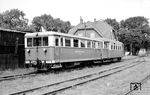Triebwagen VT 61 (Wismar, Baujahr 1933) mit dem ehemaligen, zum VB C 563 umgebauten VT der Rendsburger Kreisbahn, im Bahnhof Greetsiel. (25.08.1958) <i>Foto: Gerd Wolff</i>