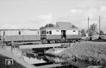 Triebwagen T 41 mit Packwagen 533 der Kleinbahn Leer–Aurich–Wittmund (LAW) auf der Drehbrücke über die Wilhelmsfehn I bei Großefehn. (26.08.1958) <i>Foto: Gerd Wolff</i>