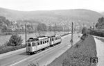 Tw 39 mit Bw 138 auf der Bundesstraße 37 am Neckarufer bei Heidelberg-Schlierbach. Rechts verläuft die Neckartalbahn. (26.05.1962) <i>Foto: Helmut Röth *</i>