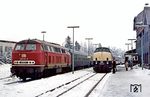 In Winterberg trifft 218 141 mit dem "Winterberg-Express" (EWi 28003) auf 221 101 mit dem "Klingenden Sauerländer" (EWi 28007). (22.01.1984) <i>Foto: Wolfgang Bügel</i>