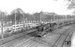 03 072 (Bw Hamburg-Altona) vor E 577 in der Kurve hinter dem Bahnhof Dammtor. (04.1952) <i>Foto: Carl Bellingrodt</i>