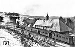 Eröffnungszug der Dreiseenbahn Titisee - Seebrugg mit zwei badischen VI b (Baureihe 75) im Bahnhof Feldberg-Bärental.  (01.12.1926) <i>Foto: RVM (Baumgartner)</i>