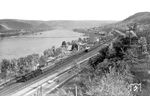 03 1076 (Bw Ludwigshafen) mit D 709 (Passau - Dortmund) auf der linken Rheinstrecke bei Rhens. Der hinteren Zugteil wird noch von einem südwärts fahrenden Militärzug verdeckt. (11.05.1955) <i>Foto: Carl Bellingrodt</i>