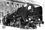 Die fabrikneue 03 033 (mit fehlenden Druckausgleichern) bei Henschel in Kassel. Die Lok wurde im August 1931 an das Bw Altona abgeliefert. Aufgrund von Kriegsschäden wurde sie bereits im Januar 1945 abgestellt und noch im gleichen Jahr ausgemustert.  (1931) <i>Foto: Slg. Helmut Bürger</i>