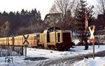 212 084 am Zugschluss von N 6021 mit 515 616 und 515 624 auf der Fahrt von Wuppertal-Cronenberg nach -Elberfeld in Wt-Küllenhahn. (27.01.1984) <i>Foto: Wolfgang Bügel</i>
