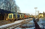 Im Bahnhof Bestwig verließen die Vorspannloks 212 273 und 212 249 den Wintersportsonderzug. 221 114 wird ab hier den Zug allein weiter nach Duisburg befördern. (12.02.1984) <i>Foto: Wolfgang Bügel</i>