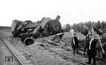 Die ehemalige Hagen-Eckeseyer 38 3321 (Bw Krolewschisna) hatte es bei Minsk nach einem Partisanenanschlag erwischt. Im rückwärtigen Gebiet der Heeresgruppe Mitte - dem hauptsächlichen Operationsgebiet der Partisaneneinheiten - kein ungewöhnliches Opfer. Allein zwischen Juni und Dezember 1942 durchschnittlich fünf bis sechs Anschläge auf Bahneinrichtungen pro Tag verübt. Im Jahr 1943 wurden insgesamt ca. 11.000 Gleissprengungen, 9.000 entgleiste Züge und 40.000 zerstörte Wagen gezählt.  (09.1943) <i>Foto: Privatfoto</i>
