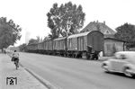 Neben der Bundesstraße 6 in Asendorf rangiert Lok 32 "SYKE" einen Rollwagen-Güterzug. (09.08.1958) <i>Foto: Gerd Wolff</i>