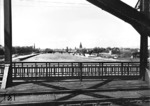 Blick von der Deutschherrnbrücke zwischen den Frankfurter Stadtteilen Ostend und Sachsenhausen gen Westen auf Main und Stadtzentrum. (1939) <i>Foto: RVM (Trost)</i>