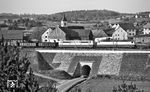 120 003 mit 151 103 als "Angstlok" auf Erprobungsfahrt vor einem Güterzug bei Beratzhausen.  (15.04.1983) <i>Foto: Dr. Thomas Obst</i>