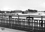 Blick von der Deutschhernnbrücke in Frankfurt am Main auf den Osthafen mit der Brücke an der  Franziusstraße. (1939) <i>Foto: RVM (Trost)</i>