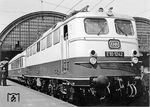 Die seit 04.02.1962 zum Bw Heidelberg gehörende "provisorische Rheingoldlok" E 10 1242 in ihrer kobaltblau/beigen Lackierung vor dem wiedereinführten "Rheingold". Als einer der ganz wenigen Züge seiner Art tauschte der "Rheingold" ab 1963 Kurswagen mit dem TEE "Rheinpfeil" (Dortmund–München) aus. Das Wagenumstellen erfolgte im Duisburger Hauptbahnhof. 1965 wurde der Zuglauf bis Genf verlängert und der "Rheingold" wurde zum Trans-Europ-Express (TEE) aufgewertet. Die Fahrzeuge erhielten die neue TEE-Farbkombination weinrot/beige. (05.1962) <i>Foto: Reinhold Palm</i>