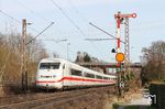 Bei Ratingen West folgte auf der Güterzugstrecke ICE 946 (Berlin Gesundbrunnen - Düsseldorf Hbf) in Form von 402 013. (11.03.2017) <i>Foto: Joachim Bügel</i>