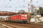 143 810, die noch auf ihr Einsatzende auf der Höllentalbahn hinweist, mit 143 893 vor EZ 51226 (Seelze - Gremberg) im Bahnhof Düsseldorf-Rath. (11.03.2017) <i>Foto: Joachim Bügel</i>