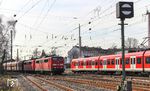 In Düsseldorf-Rath begegnen sich 151 041 und 151 109 mit GM 98755 (Ehrang - Oberhausen West) der am Bahnsteig stehenden S 6 nach Essen Hbf. (13.03.2017) <i>Foto: Joachim Bügel</i>