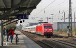 101 102 fährt mit dem 80-minütig verspäteten IC 2201 (Norddeich Mole - Köln Hbf) durch den Bahnhof Hilden. (13.03.2017) <i>Foto: Joachim Bügel</i>