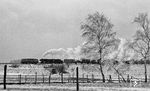 Eine 215 mit einer unerkannt gebliebenen 050 mühen sich vor Dg 53655 (Crailsheim - Ansbach) bei Ellrichshausen ab. (25.03.1975) <i>Foto: Burkhard Wollny</i>