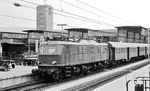 118 022 steht vor N 5447 nach Aalen in Stuttgart Hbf. Der Zug soll Stuttgart um 17.02 Uhr verlassen und Aalen um 18.41 Uhr erreichen. (23.02.1975) <i>Foto: Burkhard Wollny</i>