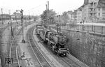 Ein Blick auf die am anderen Endes des Schienenschleifzuges hängende Schlusslok 50 1156. (29.05.1962) <i>Foto: Helmut Röth *</i>
