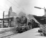 Die Baureihe 498.0 entstand nach dem Zweiten Weltkrieg in den Jahren 1946-47, als ein großer Bedarf an Lokomotiven zur Verbindung der großen Städte bestand, zumal die letzte Schnellzugkonstruktion der CSD aus dem Jahr 1938 (Baureihe 486.0) stammte. Insgesamt wurden 40 Lokomotiven in Dienst gestellt. Mit einer Leistung von 2.200 PS beförderten sie Schnellzüge mit 600 t Last mit Spitzengeschwindigkeiten bis zu 120 km/h. Hier steht CSD 498 002 vor D 67 in Praha hlavní nádrazí (Prag Hauptbahnhof). (02.05.1968) <i>Foto: Joachim Claus</i>