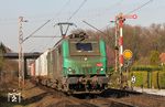 In Diensten von DB Cargo ist SNCF 437 011 vor KT 41260 (Duisburg-Ruhrort Hafen - Vennissieux) bei Ratingen West unterwegs. (16.03.2017) <i>Foto: Joachim Bügel</i>