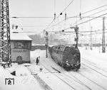 Im Schneetreiben verlässt 221 145 (Bw Villingen) mit einem Eilzug den Bahnhof Offenburg. (02.01.1969) <i>Foto: Joachim Claus</i>