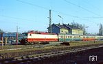 Die Baureihe 120 war die erste in Serie gebaute Drehstrom-Lokomotive (mit elektronischen Umrichtern) der Welt, hier steht 120 003 mit dem Versuchszug Dsts 83949 des Bundesbahn-Zentralamts Minden in Holzwickede. (13.02.1984) <i>Foto: Joachim Bügel</i>