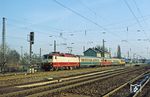 Nach mehreren Überholungen und Zugkreuzungen im Bahnhof Holzwickede war jetzt die Bahn frei für 120 003 mit dem Meßzug Dsts 83949 nach Schwerte. (13.02.1984) <i>Foto: Joachim Bügel</i>