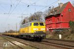 225 010 der DB-Bahnbau unterwegs mit Bauz 91847 (Duisburg-Wedau - Köln-Eifeltor) in Lintorf. (24.03.2017) <i>Foto: Wolfgang Bügel</i>