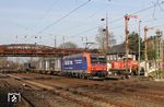 Das in Köln Eifeltor ansässige Schweizer Eisenbahnverkehrsunternehmen SBB-Cargo International besitzt neun Lokomotiven im sog. „Alpäzähmer“-Look. „Alpäzähmer“ ist eine von SBB-Cargo geschützte Marke, die sich aus der Wortkreation „Alpen“ und dem Verb „zähmen“ zusammengesetzt. Hiedurch soll auf den neuen Gotthard-Basistunnel (Länge: 57 Kilometer) hingewiesen werden, durch den die Alpen als Hindernis für den Güterverkehr bezwungen wurden. SBB-Cargo will sich so als das führende Schweizer Eisenbahnverkehrsunternehmen auf dieser Nord-Süd-Achse präsentieren. Hier fährt SBB-Cargo 482 012 "Alpäzähmer" vor DGS 43029 (Wanne-Eickel - Cava Tigozzi) durch Düsseldorf-Rath. (24.03.2017) <i>Foto: Wolfgang Bügel</i>