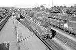 V 200 086 war am 18. August 1959 fabrikneu zum Bw Villingen gekommen und fährt hier durch den Bahnhof Singen/Htw. (30.05.1962) <i>Foto: Helmut Röth *</i>